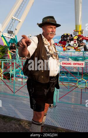 Deutschland Munch Portrait des Menschen in traditionellen Lederhosen auf dem Oktoberfest (Oktoberfest) Stockfoto