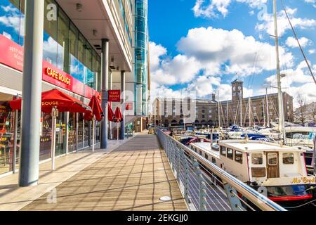 Laufsteg und Beats am Yachthafen in St. Katharine Docks, London, Großbritannien Stockfoto