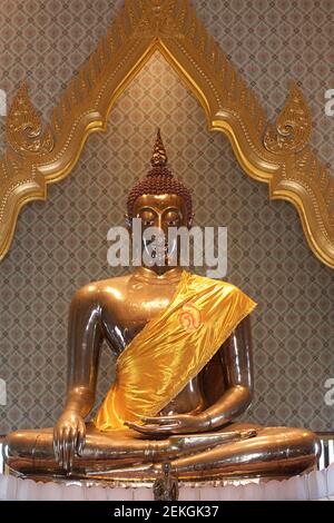 Phra Sukhothai Traimit, goldene Buddha-Statue im Wat Traimit Stockfoto