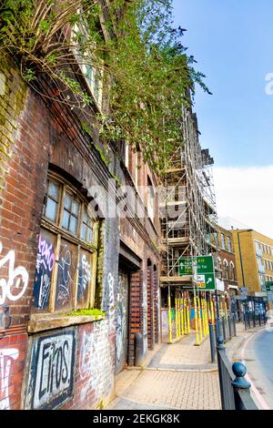 Renovierungen alter, stillgebauter Gebäude entlang der Commercial Road in Limehouse, London Stockfoto