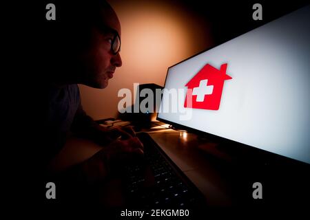 Ein Mann schaut am 21. Februar 2021 in Warschau, Polen, auf einen Computerbildschirm mit einem Notfallschutzlogo. Kostenpflichtige Nachrichten von rund 11 Gruppen sind bei r Stockfoto