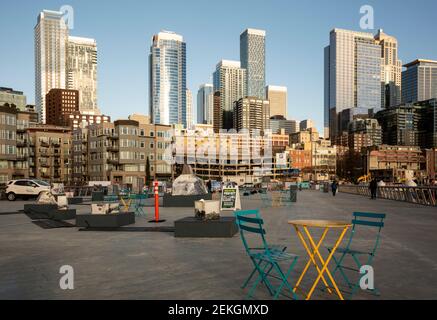 WA19309-00...WASHINGTON - Blick auf die Hochhäuser im Stadtzentrum von Seattle vom Pier 62, einem öffentlichen Park, an der Elliott Bay. 2021 Stockfoto