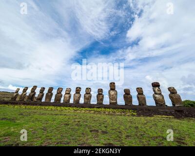 Blick auf Moai auf Ahu Tongariki, Osterinsel, chilenisches Polynesien Stockfoto