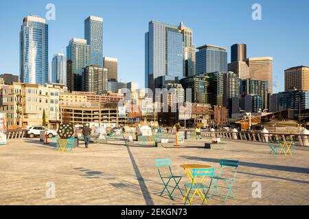 WA19310-00...WASHINGTON - Blick auf die heruntergekommenen Hochhäuser von Seattle vom Pier 62, einem öffentlichen Park, an der Elliott Bay. 2021 Stockfoto