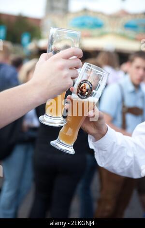 Auf der Theresienwiese feiern die Feiernden das Oktoberfest. Stockfoto