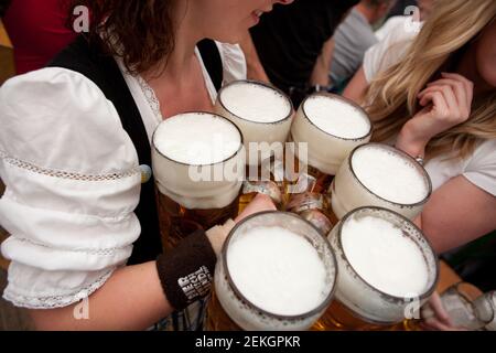 Deutschland München Nahaufnahme des Bieres, das die Kellnerin auf dem Oktoberfest auf der Theresienwiese serviert. Stockfoto