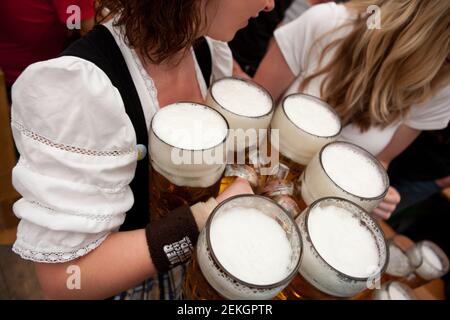 Deutschland München Nahaufnahme des Bieres, das die Kellnerin auf dem Oktoberfest auf der Theresienwiese serviert. Stockfoto