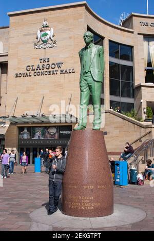 Statue von Donald Dewar, dem ersten Minister des schottischen Parlaments, vor der Royal Concert Hall, Glasgow. Stockfoto