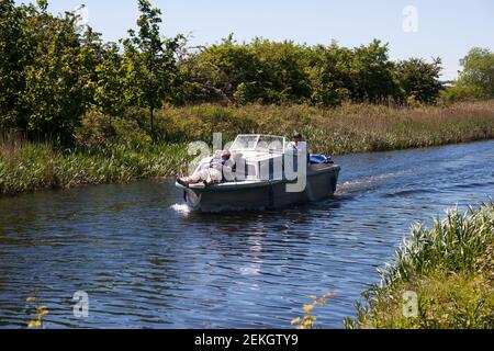 Forth und Clyde Canal bei Falkirk mit Boot auf dem Kanal und Menschen genießen die Sonne. Stockfoto