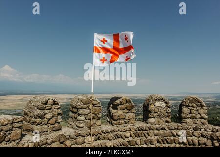 Flagge Georgiens, Europa. Bekannt als die fünf-Kreuz-Flagge. Georgischen nationalen Symbol.Weisses Rechteck mit einem großen roten Kreuz in der Mitte und vier Stockfoto