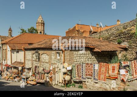 Signagi, kleine Stadt auf dem Hügel, Georgien, Kacheti Region.City of love.Popular touristischen Destination in Weingebiet.malerische Landschaft, Pastellhäuser und engen, Stockfoto