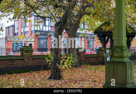 Das Mere Bank Pub an der Ecke Mere Lane und Heyworth Street, Everton, Liverpool. Der höchste Punkt in Liverpool. Aufgenommen am 1st. November 2019. Stockfoto