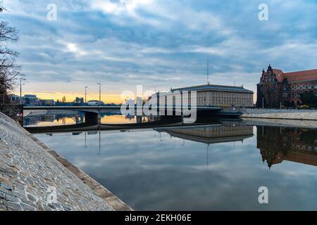 Breslau, Polen - März 19 2020 schöner Sonnenaufgang über der grunwaldzki Brücke und Friedensbrücke, die sich in der Odra spiegelt Stockfoto