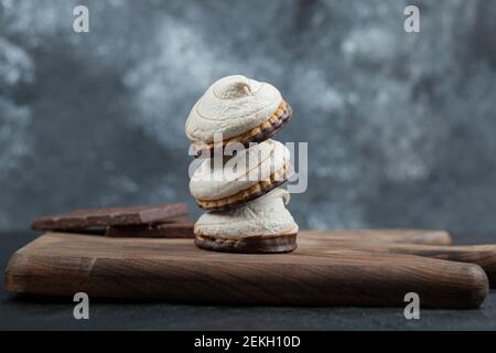 Leckere Cupcakes mit Schokoriegel auf einem Holzbrett Stockfoto