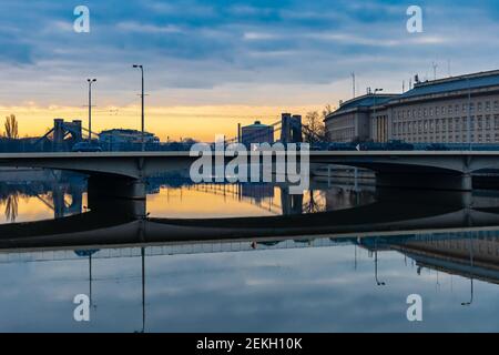 Breslau, Polen - März 19 2020 schöner Sonnenaufgang über der grunwaldzki Brücke und Friedensbrücke, die sich in der Odra spiegelt Stockfoto