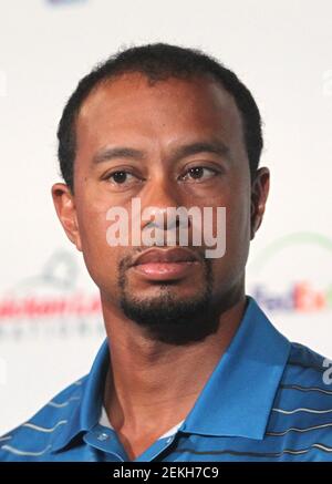 **DATEI FOTO** Tiger Woods nach Rollover Crash luftgehoben. BETHESDA, MD - MAI 19: Tiger Woods spricht zu den Medien, wo er Fragen über seine Gesundheit, dieses bevorstehende Turnier und Zeitplan für die Rückkehr auf dem Quicken Loans National Media Day im Congressional Country Club in Bethesda, Maryland am 19. Mai 2014. Kredit: mpi34/MediaPunch Stockfoto