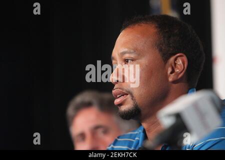 **DATEI FOTO** Tiger Woods nach Rollover Crash luftgehoben. BETHESDA, MD - MAI 19: Tiger Woods spricht zu den Medien, wo er Fragen über seine Gesundheit, dieses bevorstehende Turnier und Zeitplan für die Rückkehr auf dem Quicken Loans National Media Day im Congressional Country Club in Bethesda, Maryland am 19. Mai 2014. Kredit: mpi34/MediaPunch Stockfoto