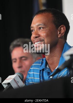 **DATEI FOTO** Tiger Woods nach Rollover Crash luftgehoben. BETHESDA, MD - MAI 19: Tiger Woods spricht zu den Medien, wo er Fragen über seine Gesundheit, dieses bevorstehende Turnier und Zeitplan für die Rückkehr auf dem Quicken Loans National Media Day im Congressional Country Club in Bethesda, Maryland am 19. Mai 2014. Kredit: mpi34/MediaPunch Stockfoto