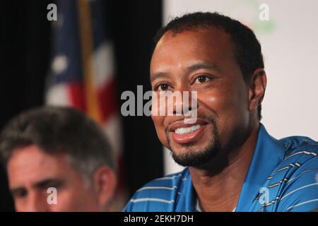 **DATEI FOTO** Tiger Woods nach Rollover Crash luftgehoben. BETHESDA, MD - MAI 19: Tiger Woods spricht zu den Medien, wo er Fragen über seine Gesundheit, dieses bevorstehende Turnier und Zeitplan für die Rückkehr auf dem Quicken Loans National Media Day im Congressional Country Club in Bethesda, Maryland am 19. Mai 2014. Kredit: mpi34/MediaPunch Stockfoto