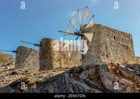 Ruhige Lassithi Hochebene berühmt für alte Steinwindmühlen, Kreta, Griechenland. Verlassene ikonische Windmühlen Umgeben von wilden felsigen Gipfeln.Sightseeing in Mediter Stockfoto