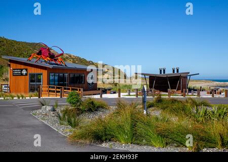 Kaikoura, Neuseeland, 02 19 2021: Karaka Lobster, Premium Seafood and Cafe, an der Hauptautobahn in der Okiwi Bay. Ein Küstenrestaurant mit Meerblick Stockfoto