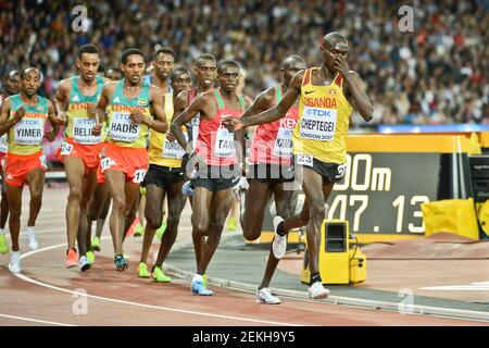 Joshua Cheptegei (Uganda, Silbermedaille), Paul Kipngetich Tanui, (Kenia, Bronzemedaille), 10000 Meter Männer. IAAF World Championships London 2017 Stockfoto