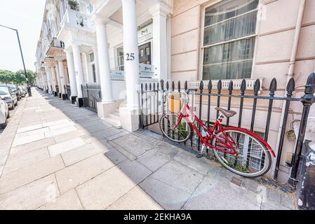 London, Großbritannien - 24. Juni 2018: Londoner Stadtteil Pimlico mit terrassenförmig angelegten Wohnhäusern Balkone Gebäude und Zahlen auf Säulen mit Hotel und re Stockfoto