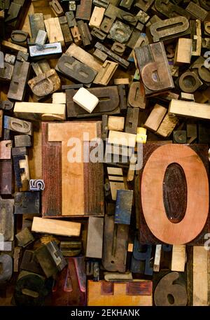 Lose Art in der Sammlung von verschiedenen Schriftarten, Buchstaben, Größen und Material. Gut für Hintergrund, oder Themen auf Wörter und Sprache. Stockfoto