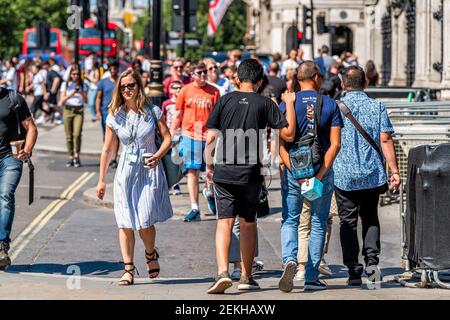 London, Großbritannien - 25. Juni 2018: Viele Menschen Touristen überqueren Crosswalk Straße während des Tages im Sommer Stockfoto