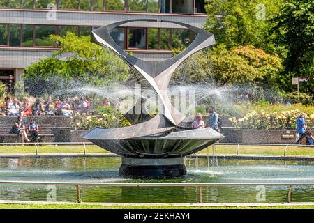 London, Großbritannien - 25. Juni 2018: Drehtörkel Moderne Architektur Wasserbrunnen während sonnigen Sommertag im Park von Naum Gabo in St. Thomas Hospital in Stockfoto