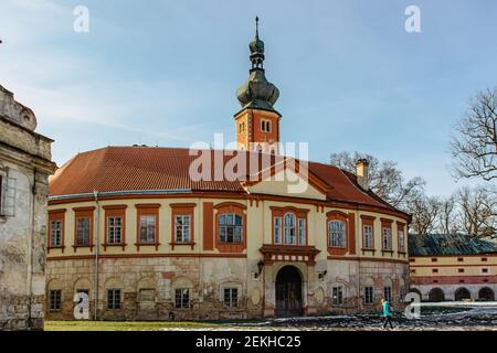 Touristen in Libechov, alte verlassene Barockschloss in Mittelböhmen, Tschechische republik.Romantisches Gebäude mit Turm, rote Fassade und Park.wiederaufgebaut Stockfoto