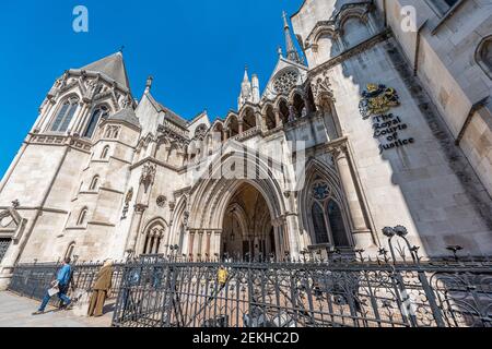 London, Großbritannien - 26. Juni 2018: Royal Courts of Justice Gebäude Weitwinkelansicht Außenarchitektur mit Schild im Zentrum der Innenstadt Stockfoto