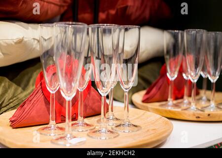 Reihen von glänzenden leeren hohen Gläsern mit Reflexen im Restaurant. Catering-Konzept.Set von leeren Weingläser in Reihen angezeigt. Vorbereitung für Stockfoto