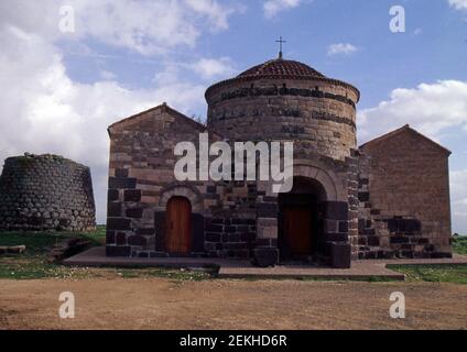 Silanus, Sardinien, Italien. byzantinische Kirche Santa Sabina und Nuraghe (von Kolordias gescannt) Stockfoto