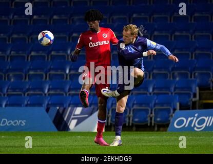 Reading's Ovie Ejaria (links) und Wycombe Wanderers' Jack Grimmer kämpfen während des Sky Bet Championship-Spiels im Adams Park, Wycombe, um den Ball. Bilddatum: Dienstag, 23. Februar 2021. Stockfoto
