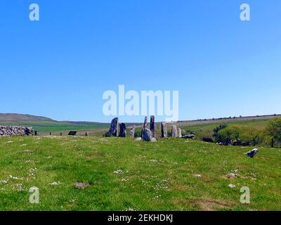 Der stehende Steinkreis bei Cairn Holy / Cairnholy ist einer von 2 Standorten (Cairn Holy 1 & 2), die sehr nah beieinander stehen. Dies zeigt Cairn Holy 1. Die beiden neolithischen Kammergräber sind vom Typ "Clyde" und befinden sich direkt an der Straße A75 in der Nähe des Dorfes Carsluith, Dumfries und Galloway, der Eintritt zu beiden ist frei, aber sie sind in der Obhut des historischen Schottland. Sie überblicken die Wigtown Bay und die Irische See. Im Gälischen bedeutet der Name Càrn na h-ulaidhe ‘cairn des Steingrabes. Die Legende besagt, dass die 2nd nahe gelegenen steinhaufen die Grabstätte von König Corbred, Corbredus oder Calgacus Galdus markieren Stockfoto