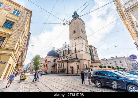 Lviv, Ukraine - 1. August 2018: Lateinische Kathedrale Basilika der Himmelfahrt Kirche außen in der historischen ukrainischen Stadt Lvov mit Trolley-Kabel Drähte o Stockfoto