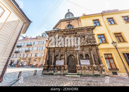 Lviv, Ukraine - 1. August 2018: Lateinische Kathedrale Kapelle der Familie Boim Kirche außen in der historischen ukrainischen Stadt Lemberg mit Zeichen für freie politische Stockfoto