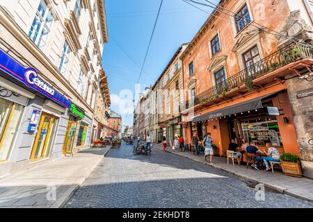 Lviv, Ukraine - 1. August 2018: Restaurant Café Gebäude auf Halytska Straße in der historischen ukrainischen Stadt in der Altstadt Gebäude Architektur Kopfsteinpflaster Stockfoto