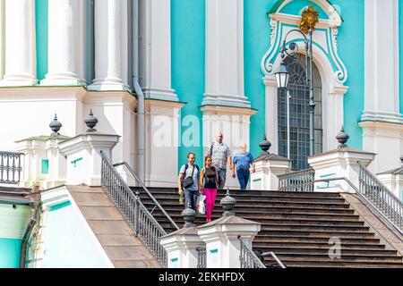 Kiew, Ukraine - 12. August 2018: Berühmte st. Andreas Kirche außen in Kiew Andriyivskyy uzvi Abstieg mit Menschen zu Fuß auf Treppen e Stockfoto