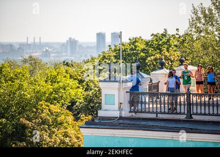 Kiew, Ukraine - 11. August 2018: St. Andreas Kirche außen in Kiew Andriyivskyy uzvi Abstieg mit Menschen auf Balkon Terrasse Blick auf die Aussicht Stockfoto