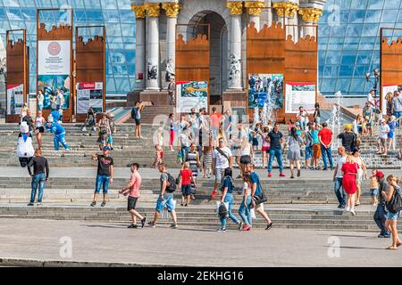 Kiew, Ukraine - 12. August 2018: Kiew auf dem Unabhängigkeitsplatz, Maidan Nezaleschnosti Stadt mit vielen Menschenmassen durch Denkmal Stockfoto