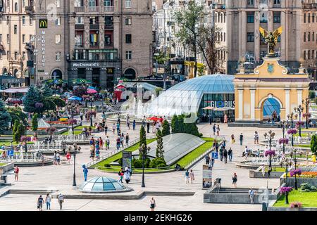 Kiew, Ukraine - 12. August 2018: Globus Mall mit Blick auf den Unabhängigkeitsplatz, Maidan Nezalezhnosti und Menschen durch Denkmal Stockfoto