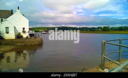 Die Flußmündung in Kirkcudbright (Kilcudbrit oder Cille Chùithbeirt auf Gälisch), Dumfries und Galloway, Schottland. Benannt nach Saint Cuthbert, dessen Überreste hier nach Exhumierung in Lindisfarne aufbewahrt wurden, später in Chester-le-Street wieder aufgenommen. Seit 1455 ist sie Pfarrei und Königlicher Burgh und ist traditionell die Kreisstadt. Der hier gesehene Fluss Dee mündet in die Irische See. Nach seiner Niederlage in der Schlacht von Towton überquerte König Heinrich VI. Von England im August 1461 den Solway Firth und landete mit seinen Truppen zur Unterstützung von Königin Margaret in Linlithgow in Kirkcudbright. Stockfoto