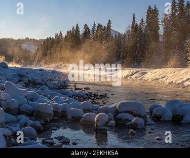 Alpenfluss an einem extrem kalten Wintermorgen Stockfoto