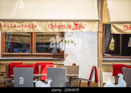 Warschau, Polen - 23. August 2018: Berühmte Altstadt historische Straße Restaurant namens Chlopskie Jadto in der Hauptstadt außen mit niemand Stockfoto