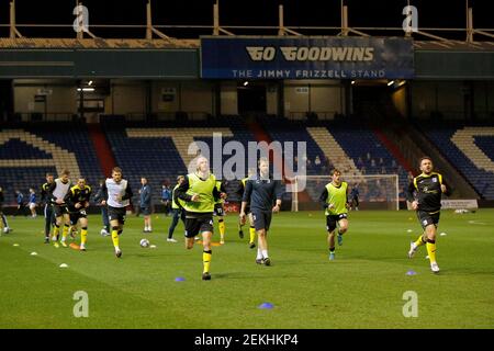 OLDHAM, ENGLAND. FEB 23rd: Barrow-Spieler wärmen sich während des Sky Bet League 2-Spiels zwischen Oldham Athletic und Barrow im Boundary Park, Oldham am Dienstag, den 23rd. Februar 2021 auf. (Kredit: Chris Donnelly, MI News) Kredit: MI Nachrichten & Sport /Alamy Live Nachrichten Stockfoto