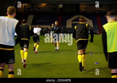 OLDHAM, ENGLAND. FEB 23rd: Barrow-Spieler wärmen sich während des Sky Bet League 2-Spiels zwischen Oldham Athletic und Barrow im Boundary Park, Oldham am Dienstag, den 23rd. Februar 2021 auf. (Kredit: Chris Donnelly, MI News) Kredit: MI Nachrichten & Sport /Alamy Live Nachrichten Stockfoto