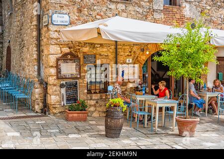 Bagno Vignoni, Italien - 26. August 2018: Mittelalterliches Dorf bei San Quirico d'Orcia im Val d'Orcia, Toskana mit Osteria Enoteca Porcellum Straße res Stockfoto