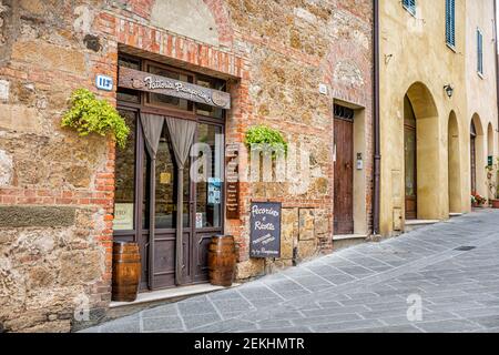 San Quirico D'Orcia, Italien - 26. August 2018: Straße in kleinen historischen alten Dorf in der Toskana im Sommer mit Schild für Fattoria Pianporcin Stockfoto